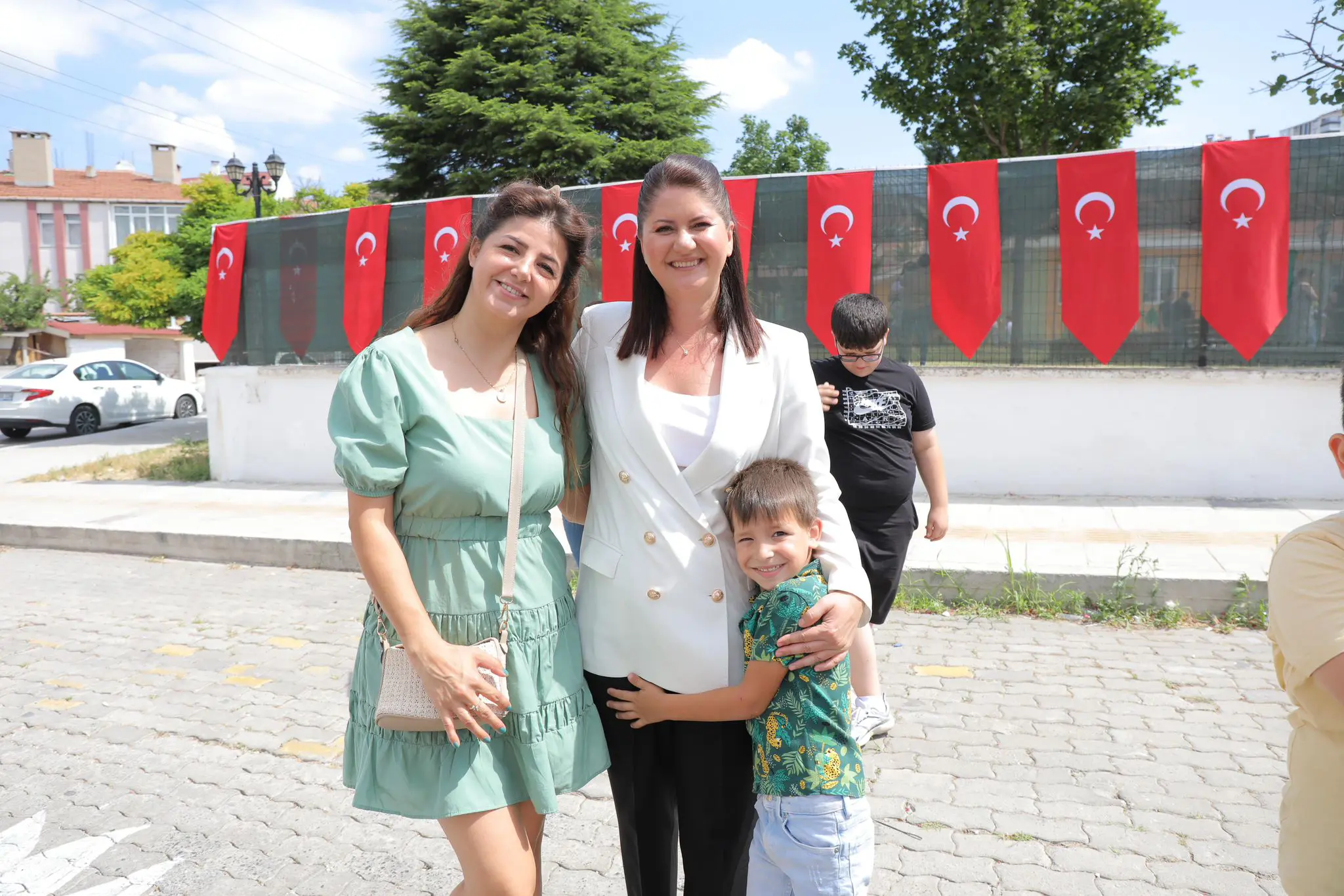 BAŞKAN GENCAN, KARNE GÜNÜNDE ÇOCUKLARLA GÜVENLİ SOKAKTA BULUŞTU galeri görseli